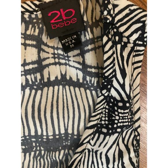 2b Bebe Black White Geometric Print Sleeveless Blouse Size M 100% Polyester - Picture 3 of 3